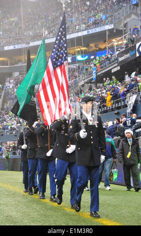 US Army Color Guard-Mitglieder, die 4. Stryker Brigade Combat Team zugewiesen, 2nd Infantry Division durchführen während eines Fußballspiels Stockfoto