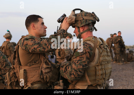 US Marine Corps 1st Lt. Mark Robinson, links, inspiziert CPL. Ian Juarena Ausstattung im Camp Lemonier, Dschibuti, 24. Dezember 2013 Stockfoto