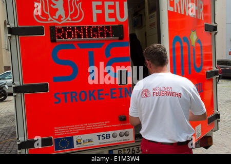 Berlin, Deutschland. 6. Juni 2014. Ein Sanitäter schließt die Türen auf der mobile Stroke Unit (STEMO) in Berlin, Deutschland, 6. Juni 2014. Das einzigartige Fahrzeug verfügt über eine Computertomografie an Bord erste Hilfe für Patienten mit Schlaganfällen geben soll. Foto: Jörg Carstensen/Dpa/Alamy Live News Stockfoto