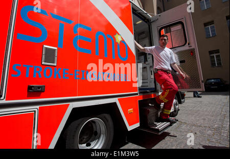 Berlin, Deutschland. 6. Juni 2014. Sanitäter Tadeh Akopi steigt aus der mobile Stroke Unit (STEMO) in Berlin, Deutschland, 6. Juni 2014. Das einzigartige Fahrzeug verfügt über eine Computertomografie an Bord erste Hilfe für Patienten mit Schlaganfällen geben soll. Foto: Jörg Carstensen/Dpa/Alamy Live News Stockfoto
