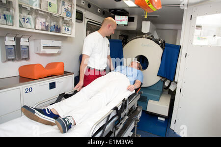 Berlin, Deutschland. 6. Juni 2014. Internist Alexander Kunz und freiwilliger zeigen die Fähigkeiten der mobile Stroke Unit (STEMO) in Berlin, Deutschland, 6. Juni 2014. Das einzigartige Fahrzeug verfügt über eine Computertomografie an Bord erste Hilfe für Patienten mit Schlaganfällen geben soll. Foto: Jörg Carstensen/Dpa/Alamy Live News Stockfoto