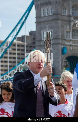 London, UK. 6. Juni 2014. Londoner Bürgermeister Boris Johnson begrüßt Commonwealth Games Queen Baton Relay zu London Kredit: Guy Corbishley/Alamy Live News Stockfoto