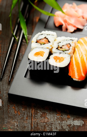 Sushi-Set auf dem Silbertablett serviert Stockfoto