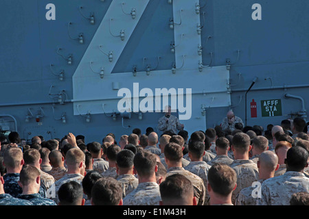 US Marine Corps General James Amos, Center, der Kommandant des Marinekorps, spricht zu Marines und Matrosen an Bord der amphibi Stockfoto