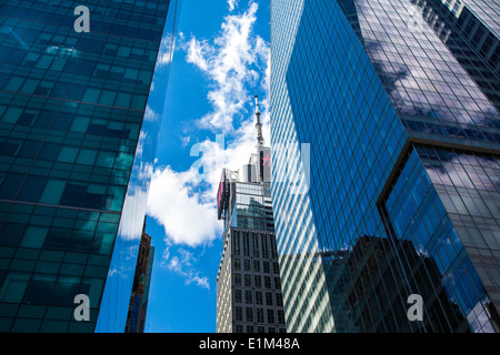 Zeigen Sie zwischen zwei Wolkenkratzern, Manhattan, NYC an Stockfoto