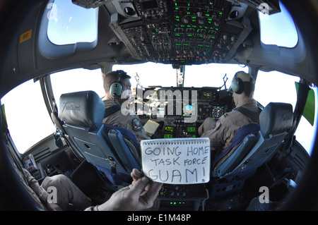 US-Luftwaffe Capts. Brandon Leigh, links, und Jeff Pecora mit dem 817th Expeditionary Airlift Squadron Ablösung 1 basiert Stockfoto