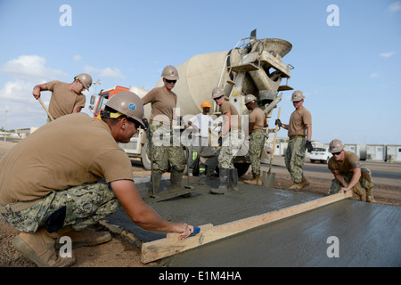 US-Segler, Naval Mobile Bau-Bataillon 11 zugewiesen Gießen Sie Beton für ein Projekt am Camp Lemonier, Dschibuti, Dez. 3 Stockfoto