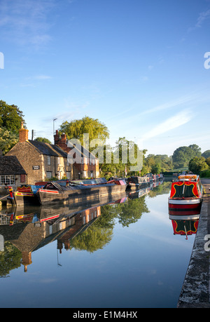 Narrowboats auf den Grand Union Canal bei Stoke Bruerne in den frühen Morgenstunden. Northamptonshire. England Stockfoto