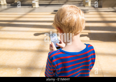 Kleiner Junge mit einem iPhone, Metropolitan Museum of Art, NYC Stockfoto