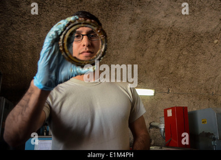 US Air Force Airman 1. Klasse Michael Galvan, ein Rad und Reifen-Techniker mit der 379th Expeditionary Wartung Geschwader Stockfoto