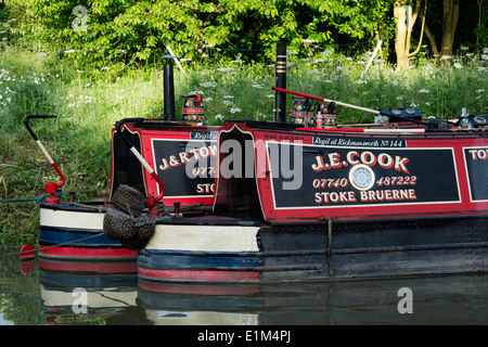 Narrowboats auf den Grand Union Canal bei Stoke Bruerne in den frühen Morgenstunden. Northamptonshire. England Stockfoto