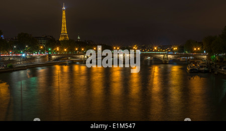 Eiffelturm und Pont des Invalides Blick vom Pont Alexandre III in Paris, Frankreich Stockfoto