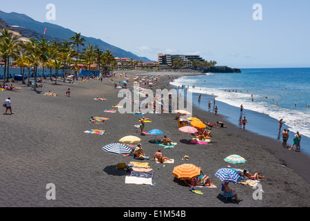 LA PALMA, Spanien - 20 Juli: Sonnenbaden Menschen am Strand mit schwarzem Lavasand am 20. Juli 2008 in der Nähe von Puerto Naos auf La Palma Insel Stockfoto