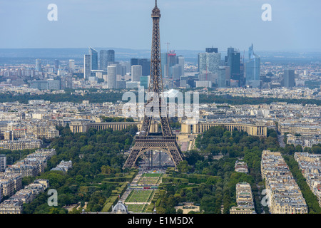 Luftaufnahme von Eiffelturm und La Défense Geschäftsviertel vom Tour Montparnasse in Paris, Frankreich Stockfoto