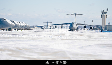 US-Flieger schleppen eine C - 5M Super Galaxy Flugzeuge auf der Dover Air Force Base, Del., 3. Januar 2014. Flieger mit der 436th Bauingenieur Stockfoto