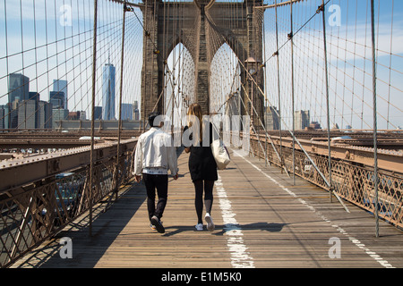 Ein paar zu Fuß über die Brooklyn Bridge Stockfoto