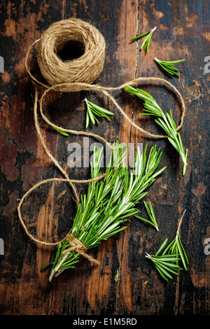 Haufen frischer Rosmarin auf alten Holztisch Stockfoto