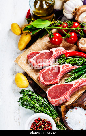Rohe Lammkoteletts mit Gemüse, Kräutern und Gewürzen Stockfoto