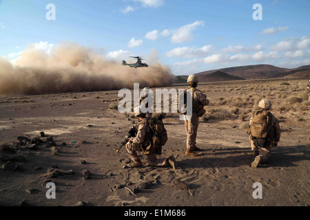 US-Marines, Battalion Landing Team, 1. Bataillon, 4. Marine Regiment zugewiesen, 13. Marine Expeditionary Unit bieten sec Stockfoto