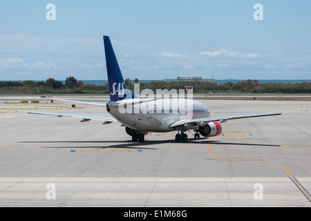 BARCELONA, Spanien - 18. Mai: Ein Flugzeug ist bereit für den Abflug auf dem Flughafen von Barcelona am 18. Mai 2013 in Barcelona in Spanien Stockfoto