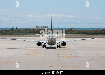 Ein Flugzeug ist bereit für den Abflug auf dem Flughafen von Barcelona in Spanien Stockfoto