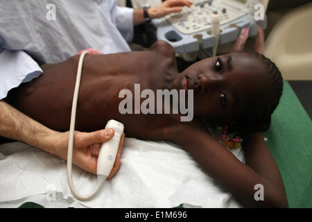 Kind im Krankenhaus in Bamako. Kardiologie. Französischen NGO la Cha "Ne de l ' Espoir. Stockfoto