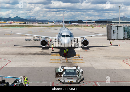 BARCELONA, Spanien - 18. Mai: Ein Flugzeug ist gerade auf dem Flughafen von Barcelona am 18. Mai 2013 in Barcelona in Spanien angekommen Stockfoto