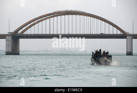 Ein US-Marine riverine Befehl Boot zugewiesen Commander Task Group (CTG) 56,7 geht der Prinz Khalifa Bin Salman Causeway als Stockfoto