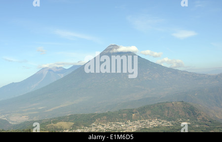 Blick vom Mirador Majahue an den Hängen des Volcan de Pacaya. Die Stadt San Vicente Pacaya liegt unter Volcan de Agua. Stockfoto