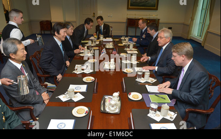 US-Verteidigungsminister Chuck Hagel, sitzend zweiter von rechts, trifft mit südkoreanische Minister der auswärtigen Angelegenheiten Yun Byung-Se, s Stockfoto