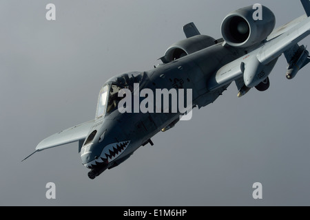 Ein US-Air Force a-10 Thunderbolt II Flugzeug angebracht zum 74. Expeditionary Kämpfer-Geschwader fliegt in einen Kampf gegen Ausfall über Stockfoto