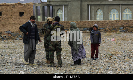 Afghan National Army Special Forces Soldaten mit der 6. spezielle Operationen Kandak sprechen für Dorfbewohner während einer Operation in K Stockfoto