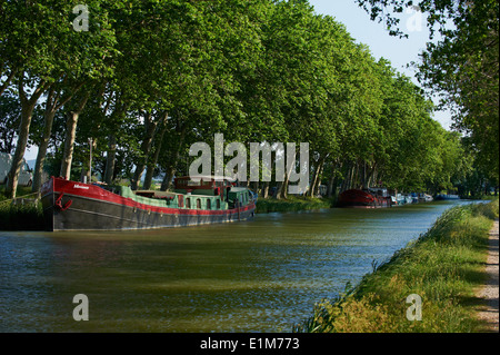 Frankreich, Languedoc-Roussillon, Aude (11), Stadt von Le Somail, Canal du Midi, Flusshafen Stockfoto