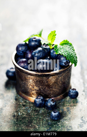 Schüssel mit Heidelbeeren auf hölzernen Hintergrund Stockfoto