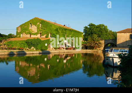 Frankreich, Languedoc-Roussillon, Aude (11), Stadt von Le Somail, Canal du Midi, Flusshafen Stockfoto