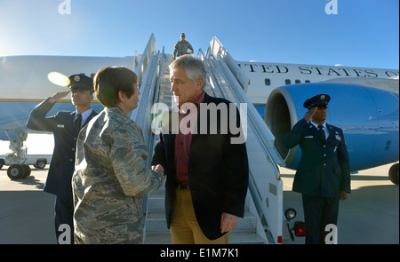 US-Verteidigungsminister Chuck Hagel, Mitte rechts, wird durch die US Air Force Generalmajor Sandra Finan begrüßt, wie er ankommt, um Sand zu besuchen Stockfoto