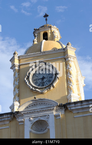 Uhrturm an der Oberseite Arco de Santa Catalina, die Sankt Catalina Arch, aus dem Süden.  Antigua Guatemala Stockfoto