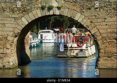 Frankreich, Languedoc-Roussillon, Aude (11), Stadt von Le Somail, Canal du Midi, Flusshafen, Saint-Marcel-Brücke Stockfoto