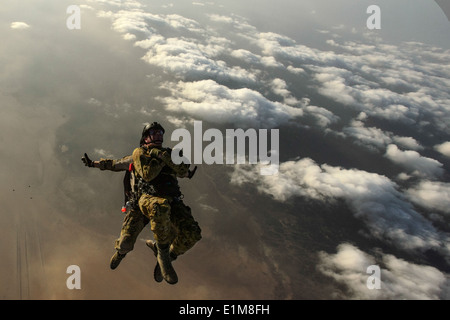 US Air Force Colonel Kelly Passmore, der Kommandant der 449th Air Expeditionary Gruppe springt zusammen mit einer Air Force pararesc Stockfoto