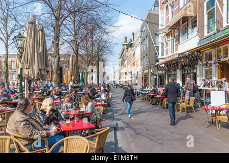 DEN Haag, Niederlande - 27 März: Unbekannte Personen einen Drink nehmen, auf den Terrassen der Het Plein in der Nähe der niederländischen Regierung buildi Stockfoto