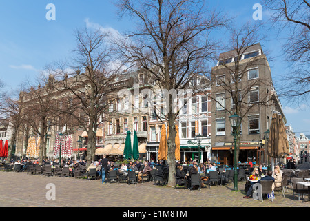 DEN Haag, Niederlande - 27 März: Unbekannte Personen einen Drink nehmen, auf den Terrassen der Het Plein in der Nähe der niederländischen Regierung buildi Stockfoto