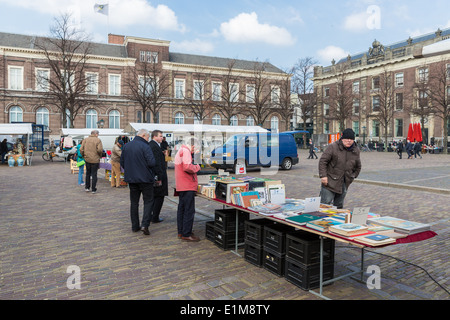 DEN Haag, Niederlande - 27 März: Unbekannte Personen auf einem Büchermarkt in der Nähe von der niederländischen Regierung Gebäude am 27. März 2014 in T Stockfoto