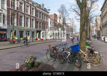DEN Haag, Niederlande - 27 März: Streetview mit abgestellten Fahrrädern im alten Zentrum der niederländischen Regierung Stadt am März Stockfoto