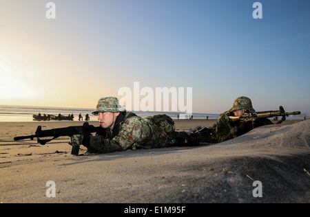 Japan Ground Self-Defense Force Soldaten bieten Sicherheit für eine Landung-Team während des amphibischen Einfügung Trainings mit den Erfahrungen Stockfoto