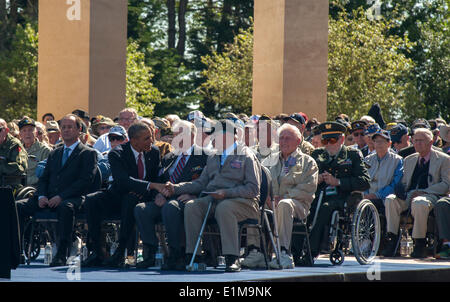 Colleville, Normandie, Frankreich. 6. Juni, uns Präsident Obama schütteln Hände mit amerikanischen WWII Veteranen am d-Day Jubiläum Zeremonien 'Weltkrieg' Friedhof besuchen Stockfoto