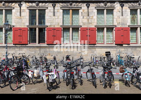 Fahrräder vor einem alten holländischen historischen Gebäude Stockfoto