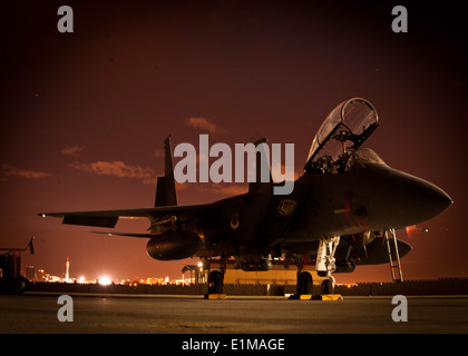 Ein US-Air Force F-15E Strike Eagle Flugzeug, das 391st Kämpfer-Geschwader zugewiesen sitzt auf einem Flug Linie bei Nellis Air Force B Stockfoto