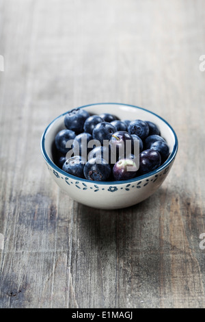 Frische Sommer Heidelbeeren auf hölzernen Hintergrund Stockfoto