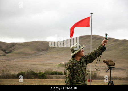 Ein japanischer Soldat misst den Windwert während der Durchführung von Scout Sniper Training während Iron Fist 2014 in Camp Pendleton, Cali Stockfoto