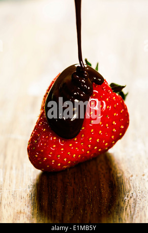 Nahaufnahme von Erdbeer und Schokolade Sirup dessert Stockfoto